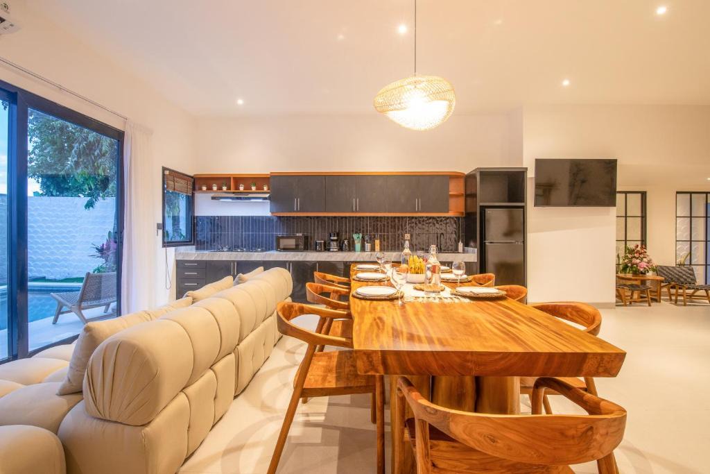 Batubelig Villa | 4 Bd Seminyak Retreat Rice Fields 4 mins to Beac