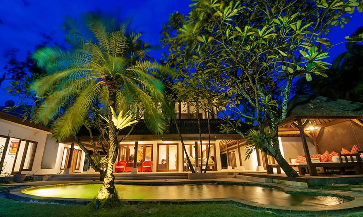 Dyanapura Villa | 7-bedroom private estate in Seminyak, perfect for large groups and families. Accomodate up to 18 guests. Jasmina Estate includes daily breakfast, a private chef, airport transfers, complimentary massages, housekeeping, and a dedicated driver.