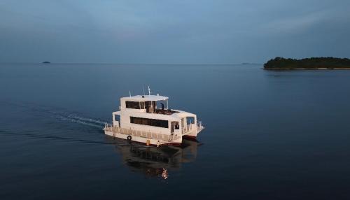 Batam Boat Rental | Amore Yacht Ranoh Island Batam