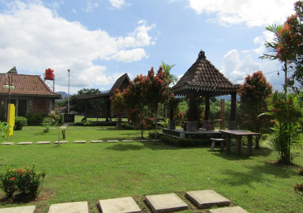 Borobudur Hotel | Balkondes Bumiharjo (Kampung Dolanan)