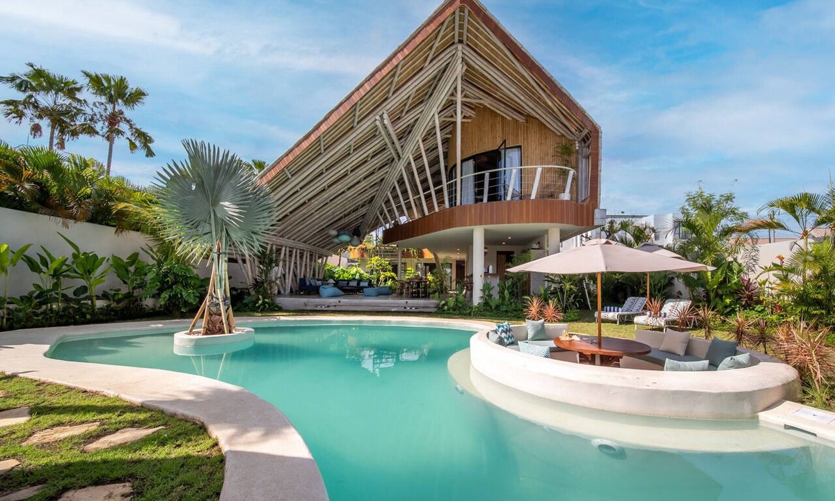 Umalas Villa | Bamboo Retreat Pool Lounge Five Ensuite Rooms