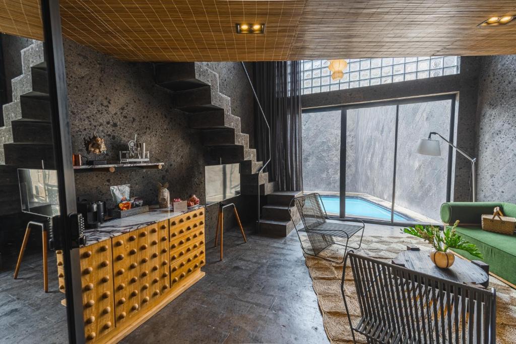 Batu Bolong Hotel | Beach Side Boutique Hotel with Private Rooftop Jacuzzi by Lima Bali