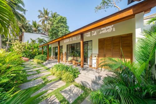 Petulu Villa | Bergamo by DH - Palm Tree Escape with Pool & Spacious Patio