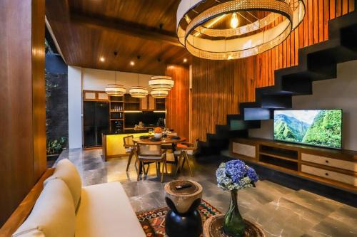 Lodtunduh Villa | Beyond Villa 3BDR, 2 FL, 2 Pools, 2 Living Rooms
