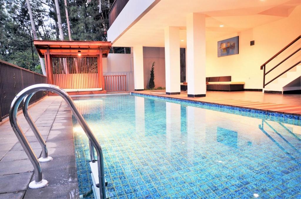 Bandung Villa | Chamomile Hill View Villa 6 Bedrooms With a Private Swimming Pool and a Movie Room and a Billiard Table