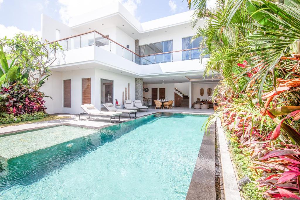 Berawa Villa | Coastal Comfort Cozy 4BR Villa, 300m to Finns