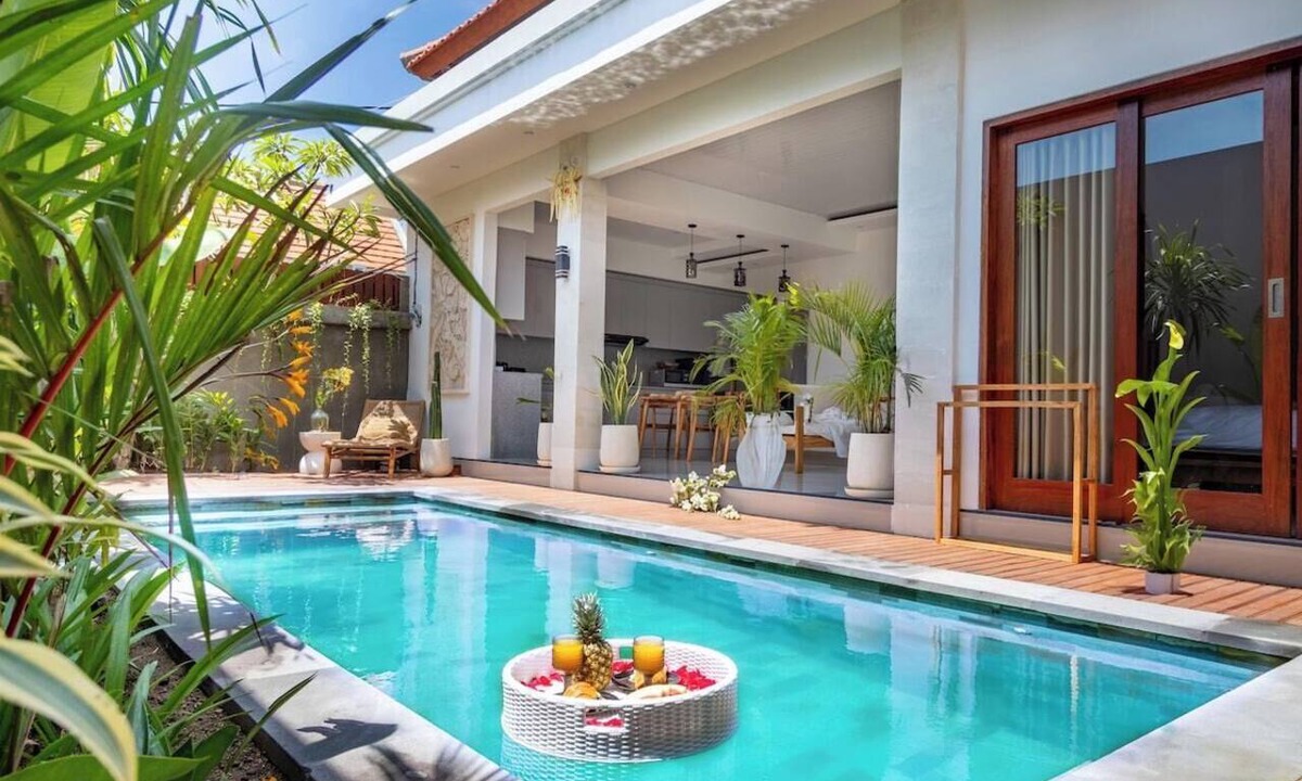 Umalas Villa | Cozy 2BR Paradise w Beach Nearby & Huge Pool+Patio