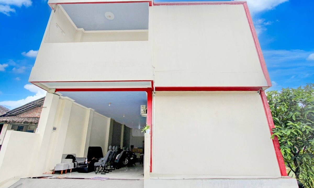 Surakarta House | Cozy Double Escape W/Free WiFi and Parking