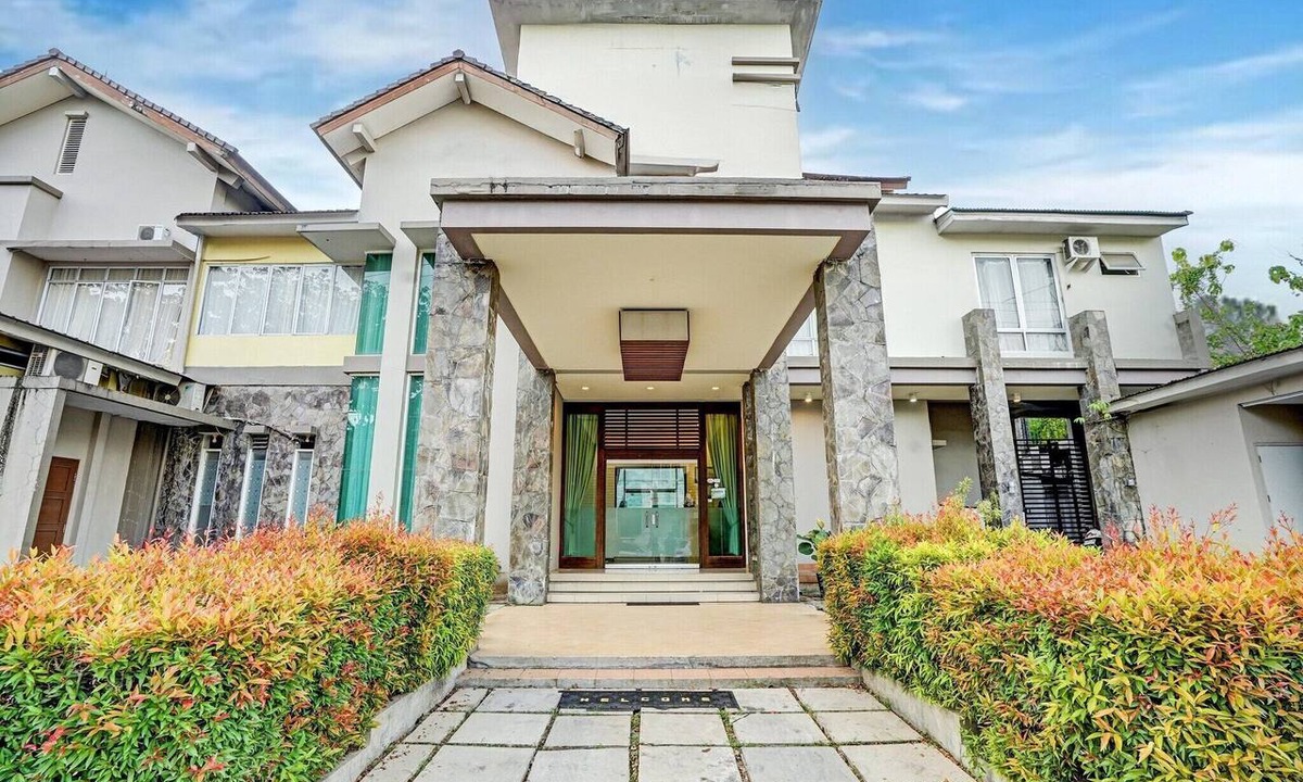 Padang House | Cozy Double Escape with Free WiFi and Parking