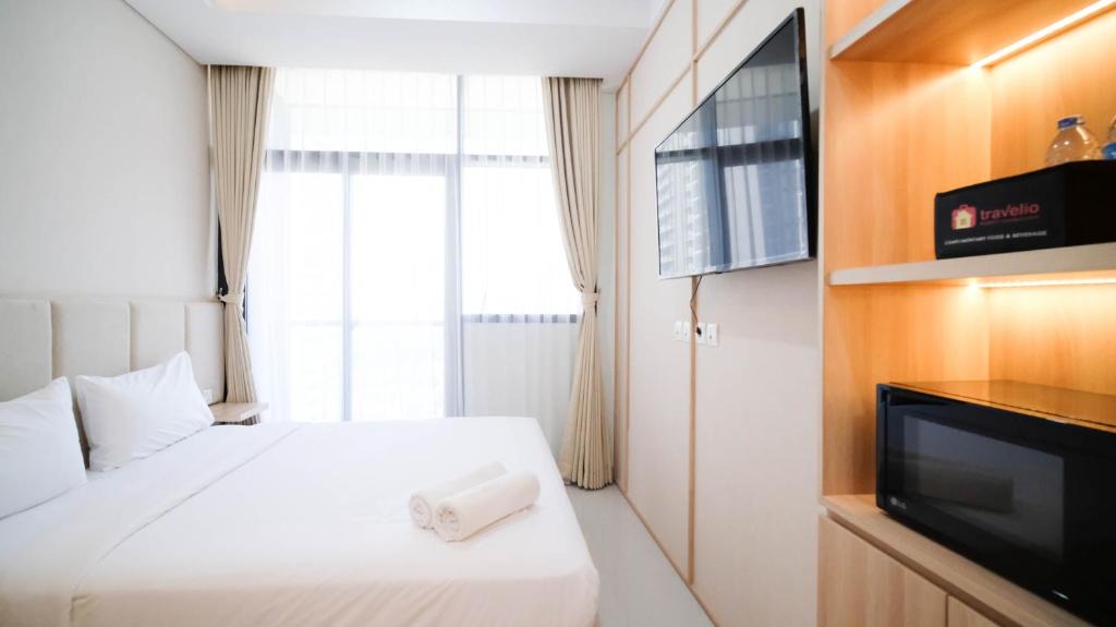 Surabaya Apartment | Cozy Studio Connected to Mall at The Vertu Apartment By Travelio