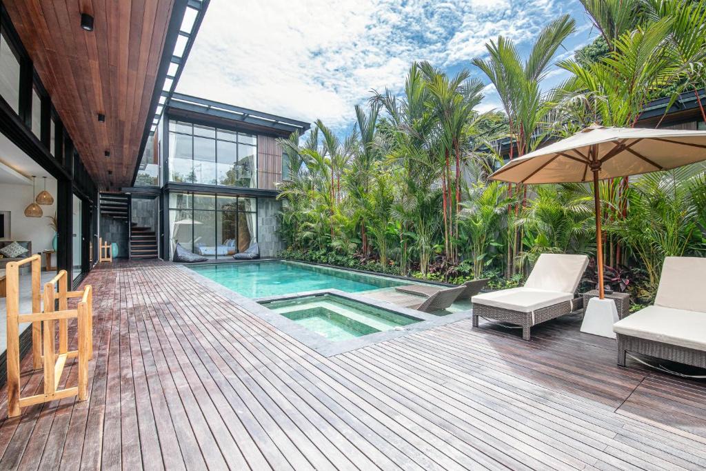 Batubelig Villa | Exquisite 6-Bedroom Retreat, Moments to Canggu