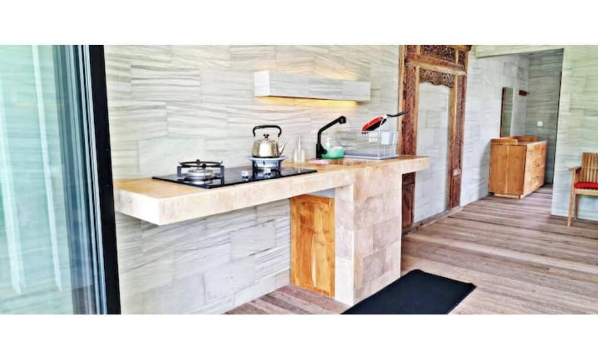 Kalisada Apartment | KAMAR MERAH. Comfortable 1BR Beachfront Apartment With AC, Pool & Kitchenette.