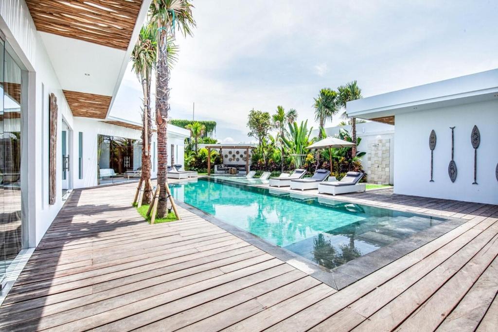 Berawa Villa | Luxurious 6 Br in Canggu 400m to Finns Beach