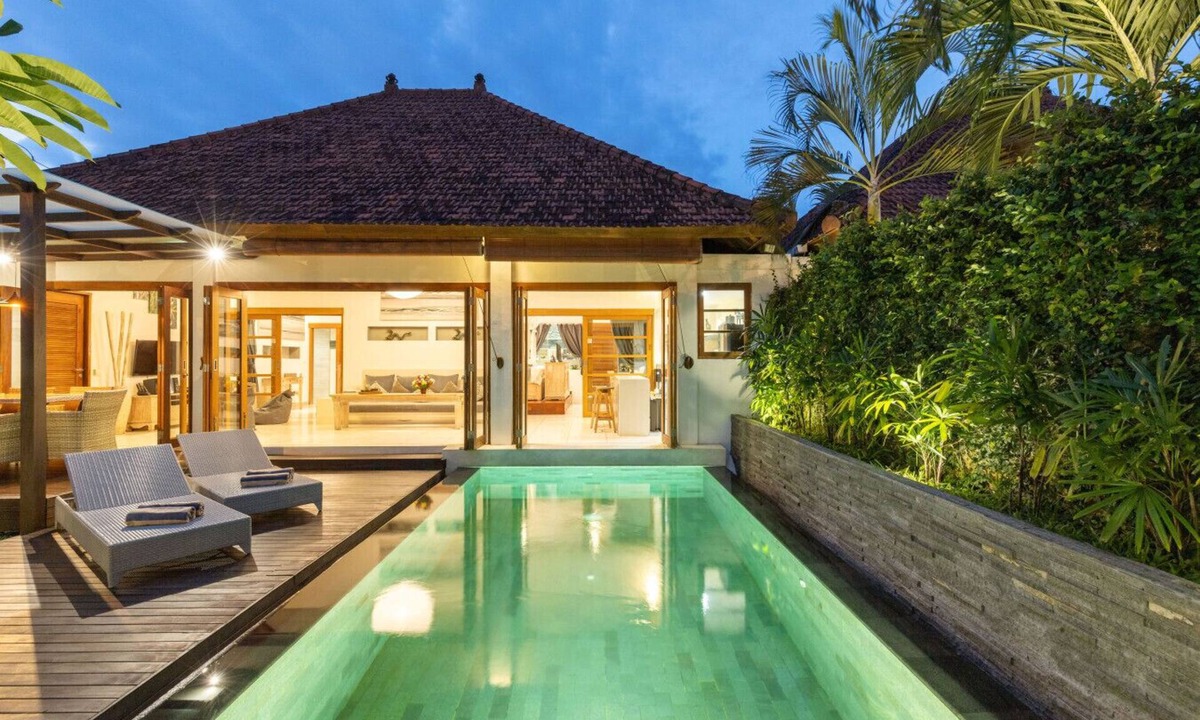 Sunset Road Villa | Luxurious & Cozy King Beds, Pool, Free Parking