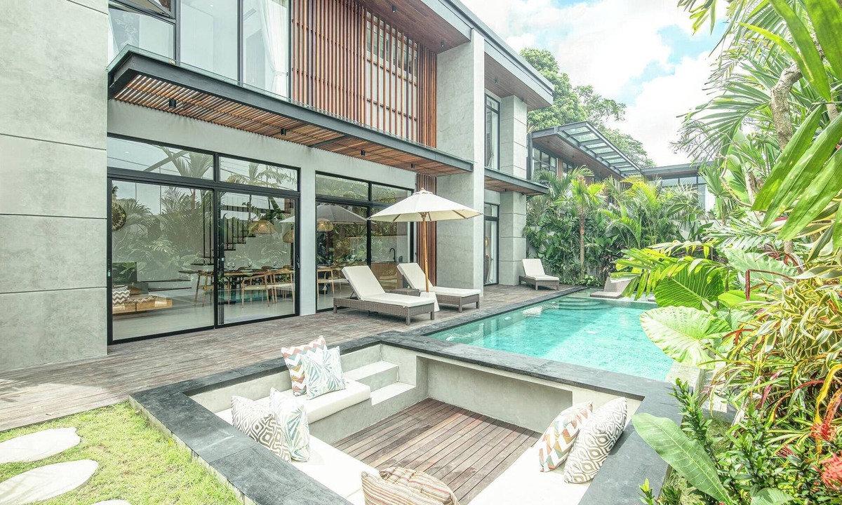 Batubelig House | Luxury 5BR Retreat, 400m from Café Del Mar Shore