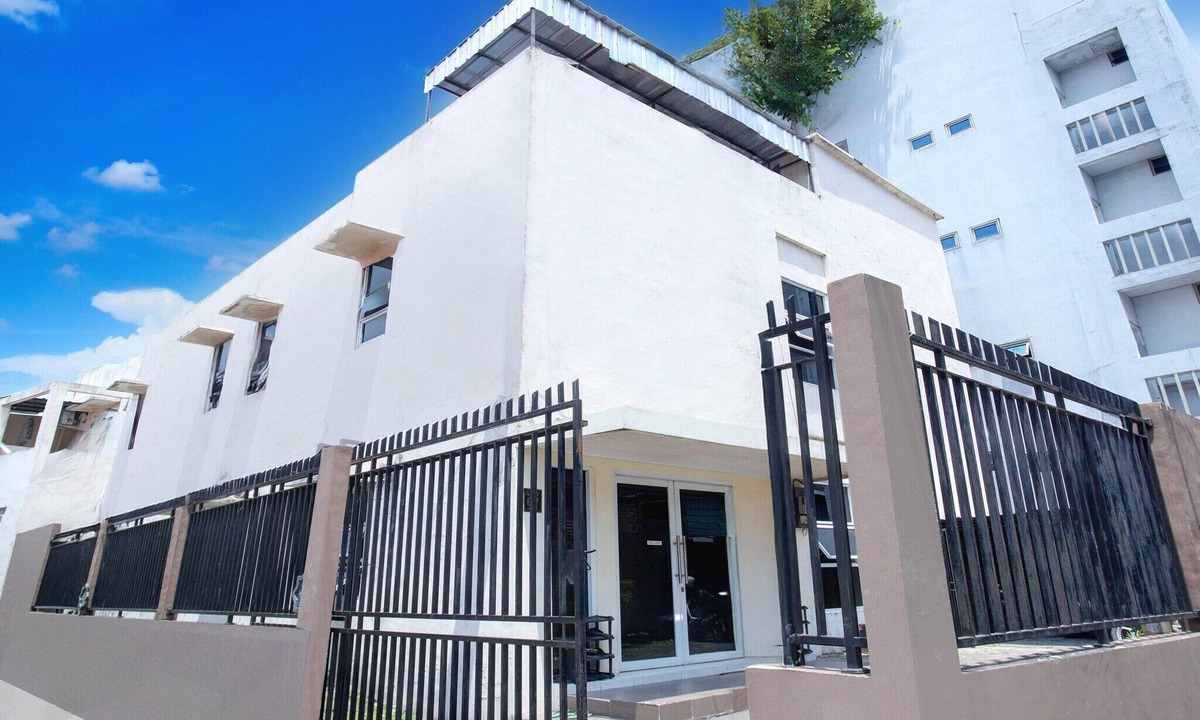 Palembang House | Luxury Deluxe DBL Retreat W/Free WiFi and Parking