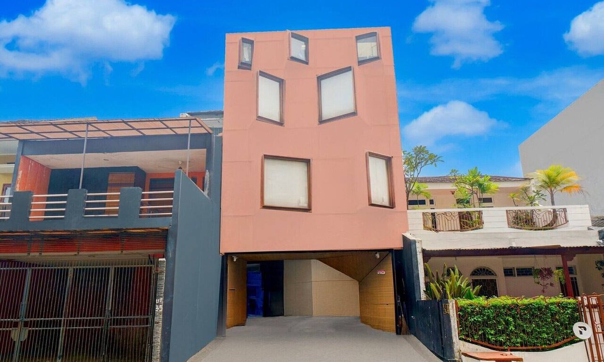 Kebayoran Lama House | Luxury Deluxe DBL Retreat W/Free WiFi and Parking