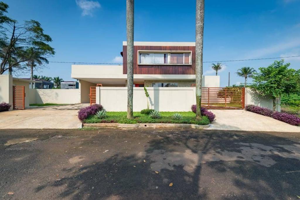 Tajur Halang House | Luxury Tropical Modern House