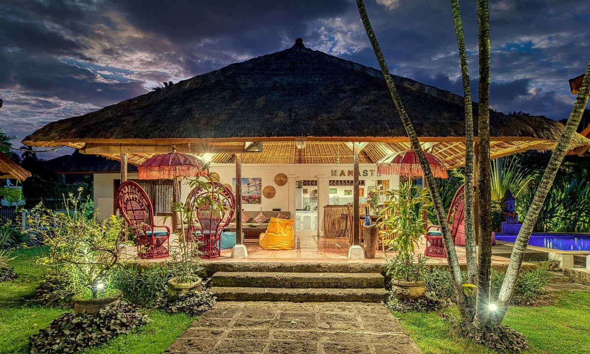 Dyanapura Villa | LUXURY Villa 3BR La plancha BEACH, 200m to the Beach, Heart of Seminyak,300m