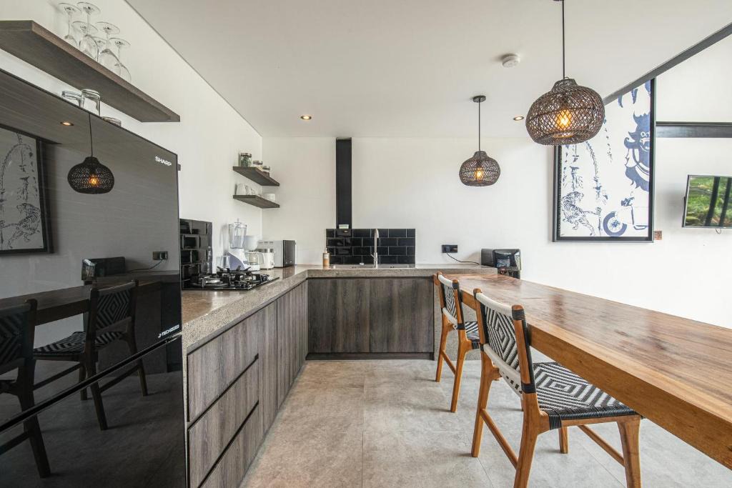 Munggu Hotel | New Duplex apartment 200m to Beach Canggu