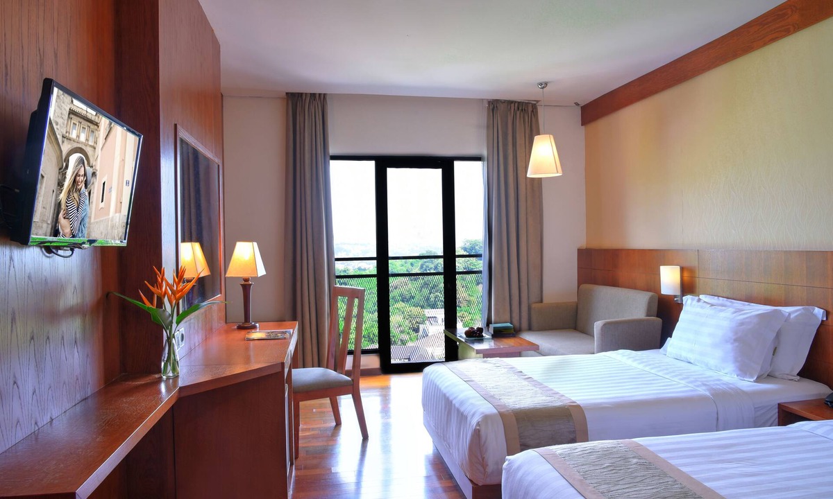 Semarang Hotel | Oak Tree Emerald Hotel & Conventions Semarang