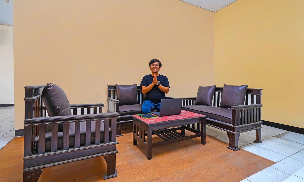 Sumber Hotel | OYO Life 92641 Guest House Palinggihan Ii
