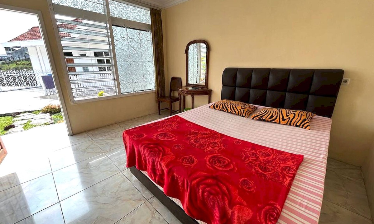 Pasuruan Hotel | OYO LIFE 92844 Penginapan Cibodas