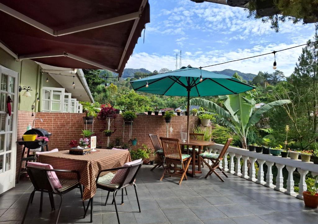 Cipanas House | ParabonHaus Kopitiam - Bed & Breakfast