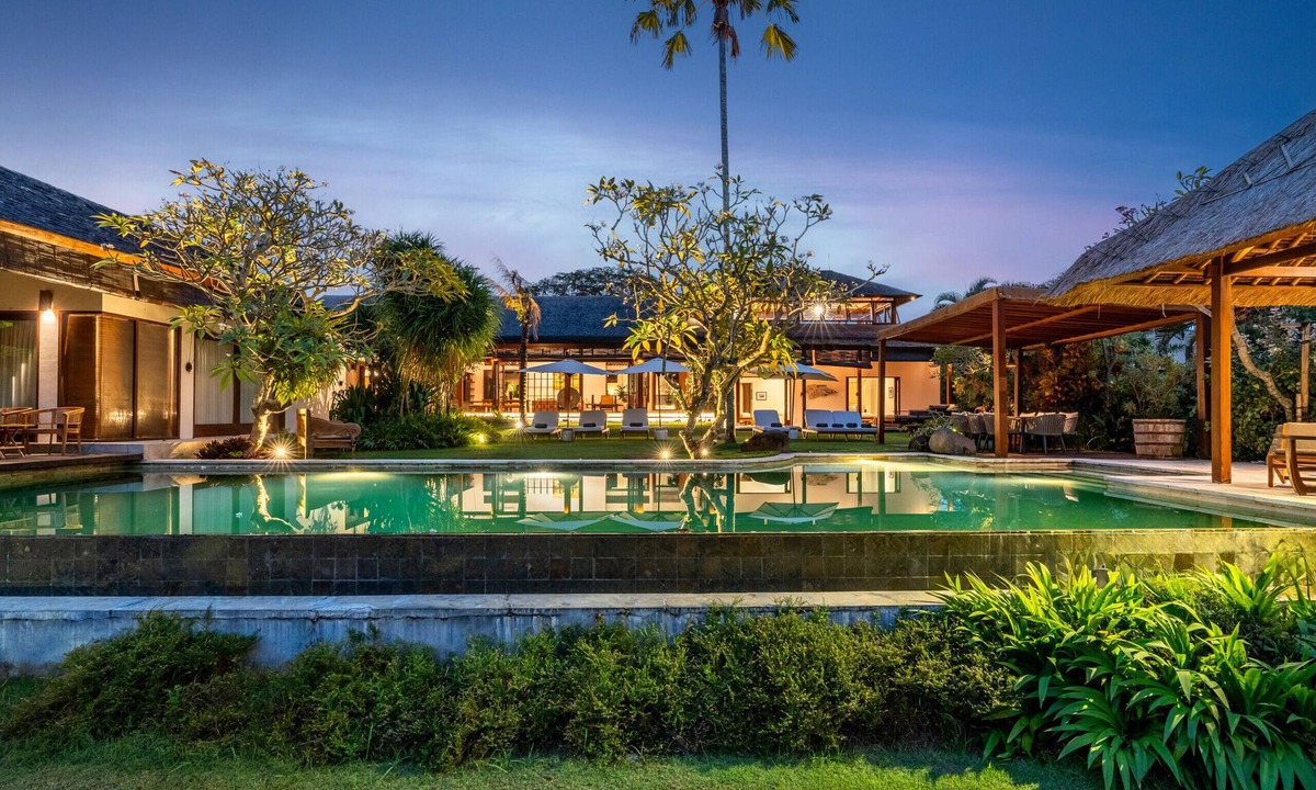Pererenan Villa | Pool Table Room Large Estate Walk to Beach