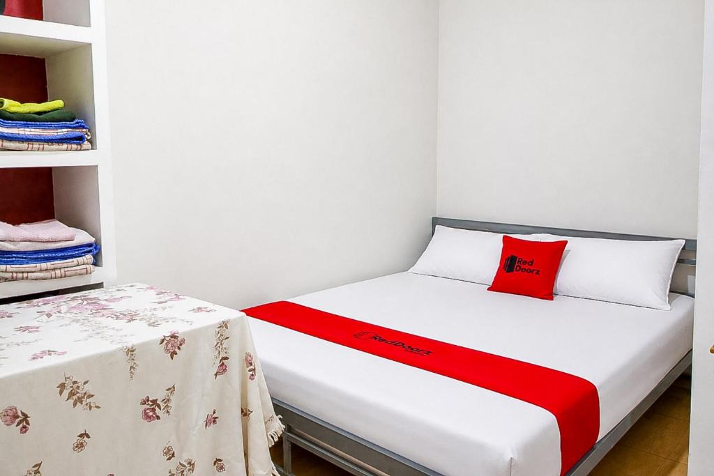 Bekasi Hotel | RedDoorz at Jatisampurna