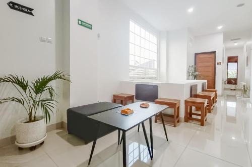 Surakarta Hotel | RedDoorz at Tebee Homestay near Tugu Kartasura