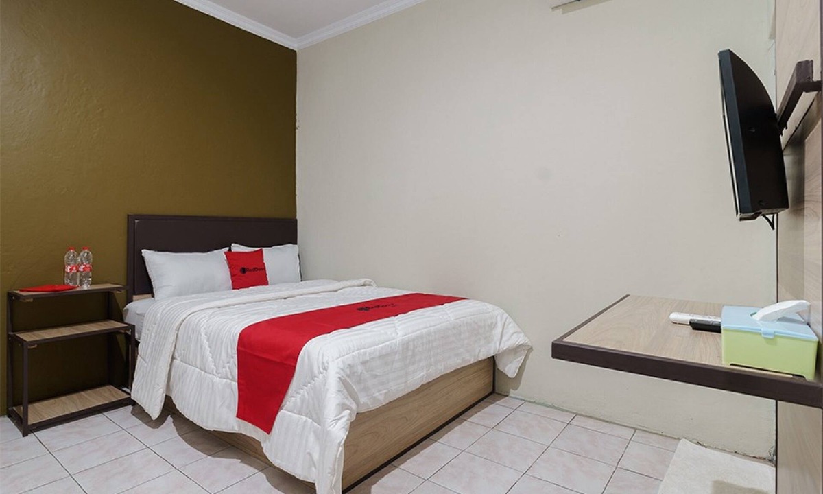 Karawang Timur Hotel | RedDoorz near Cikampek Mall Karawang