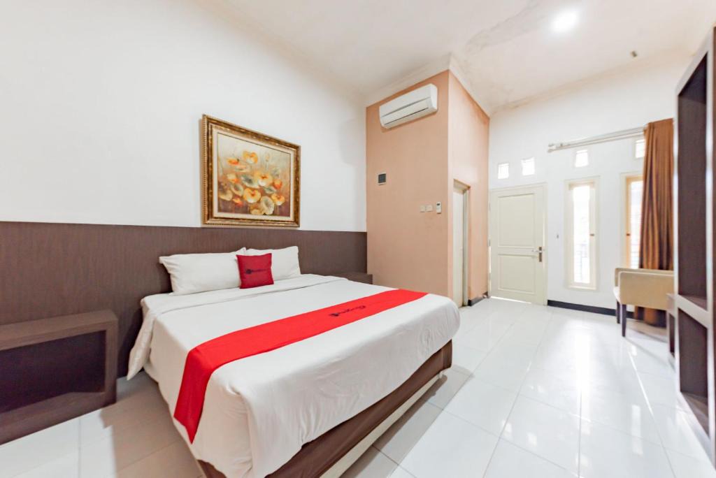 North Cirebon House | RedDoorz near Kejaksan Station Cirebon