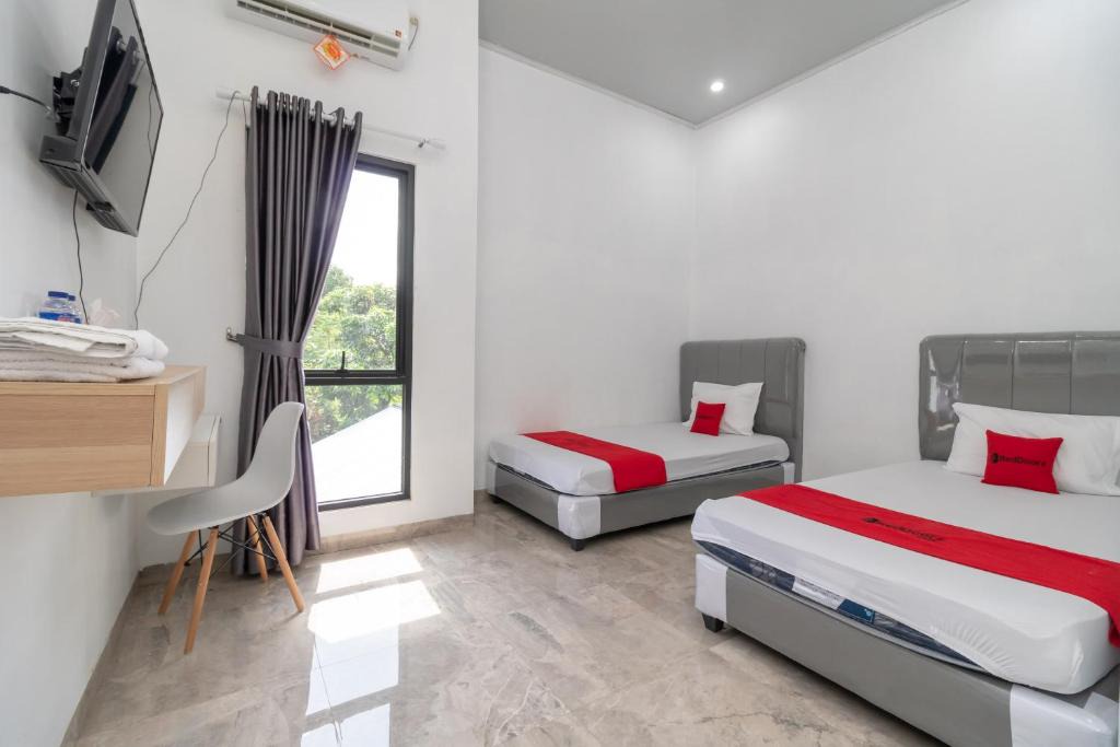 Rajabasa Hotel | RedDoorz near Tugu Coklat Pesawaran Lampung