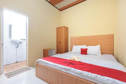 Rajabasa Hotel | RedDoorz near Waterworld Lampung