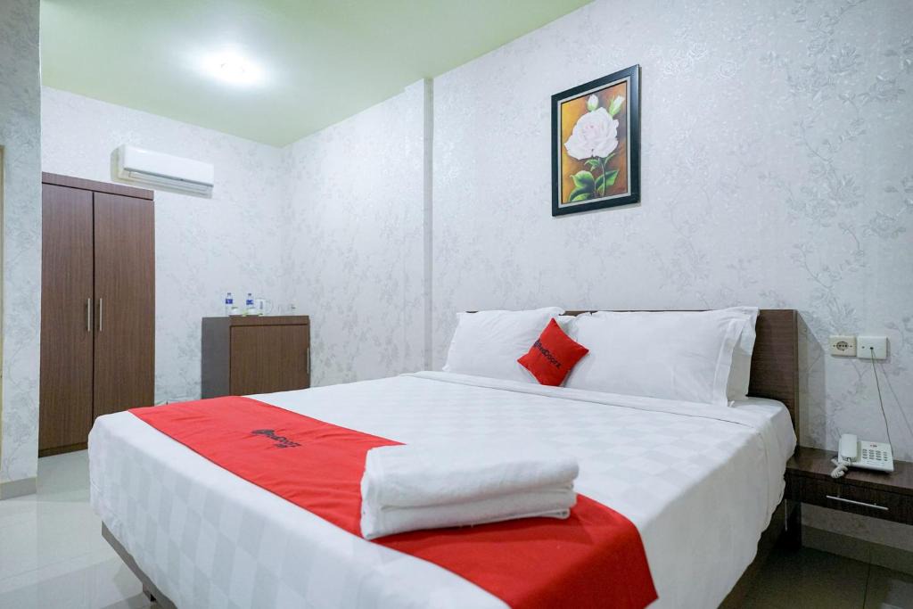 Sibolga Hotel | RedDoorz Plus @ Jalan FL Lumban Tobing Sibolga