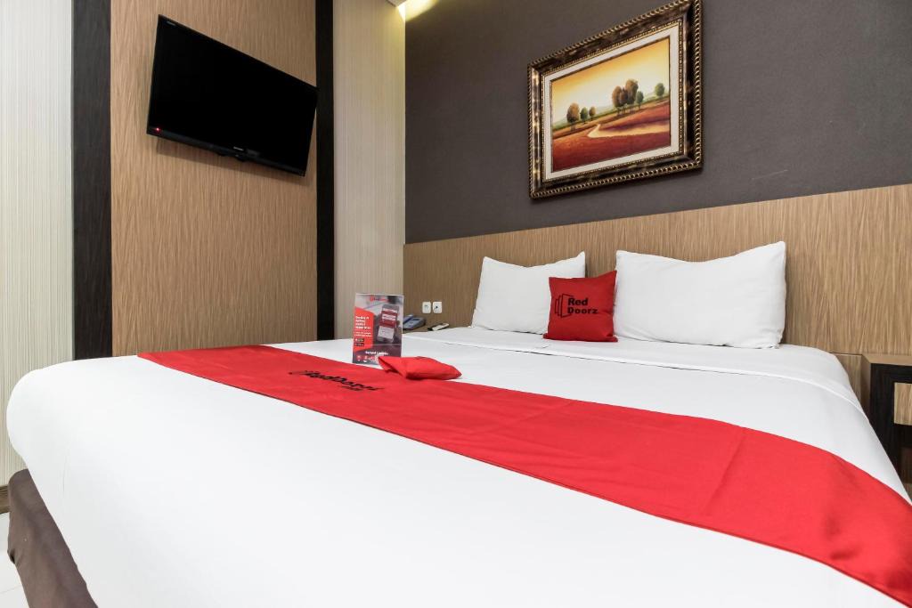 West Cirebon Hotel | RedDoorz Plus @ Tuparev Cirebon