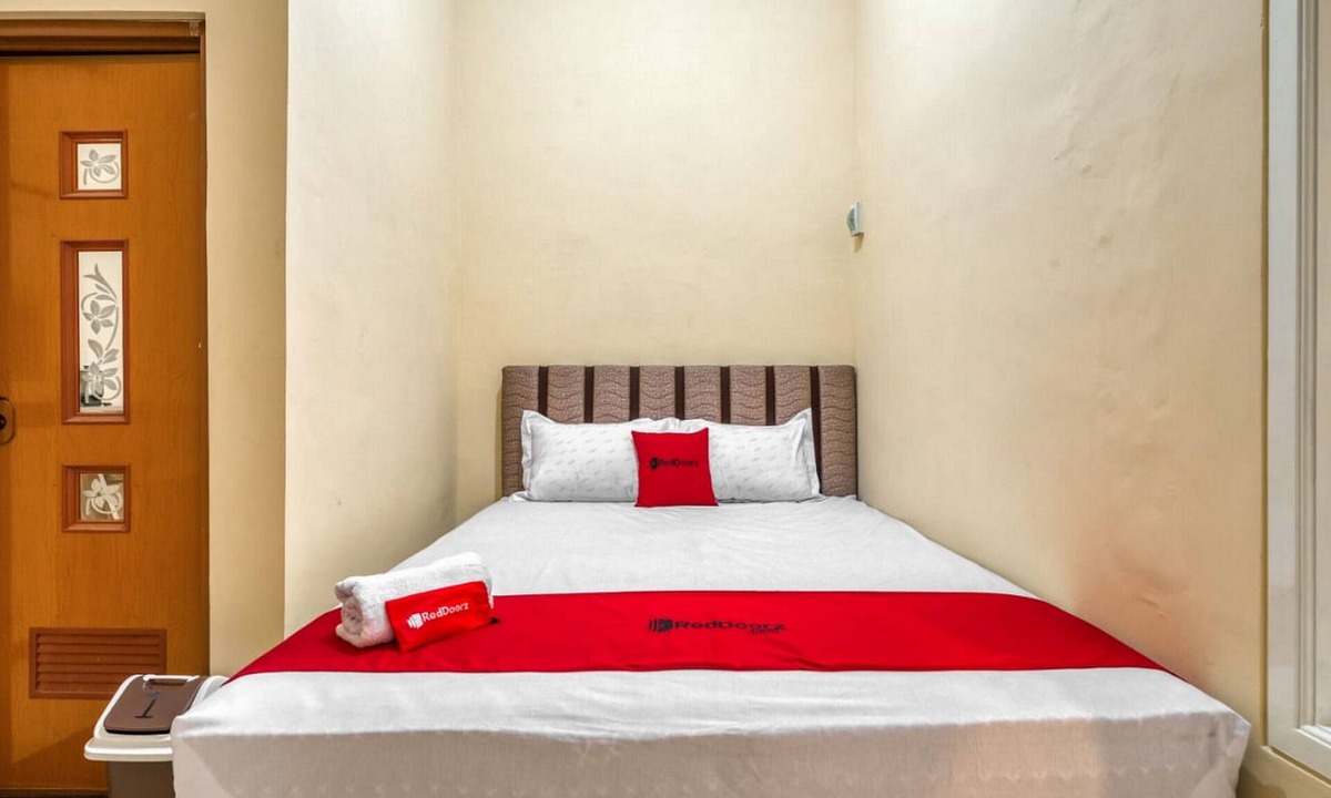 Blitar Hotel | RedDoorz Syariah near Kebon Rojo Park Blitar