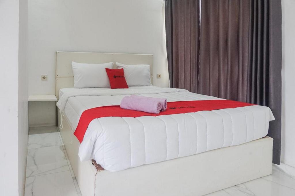 Batu Hotel | RedDoorz Syariah @ Raya Punten Batu
