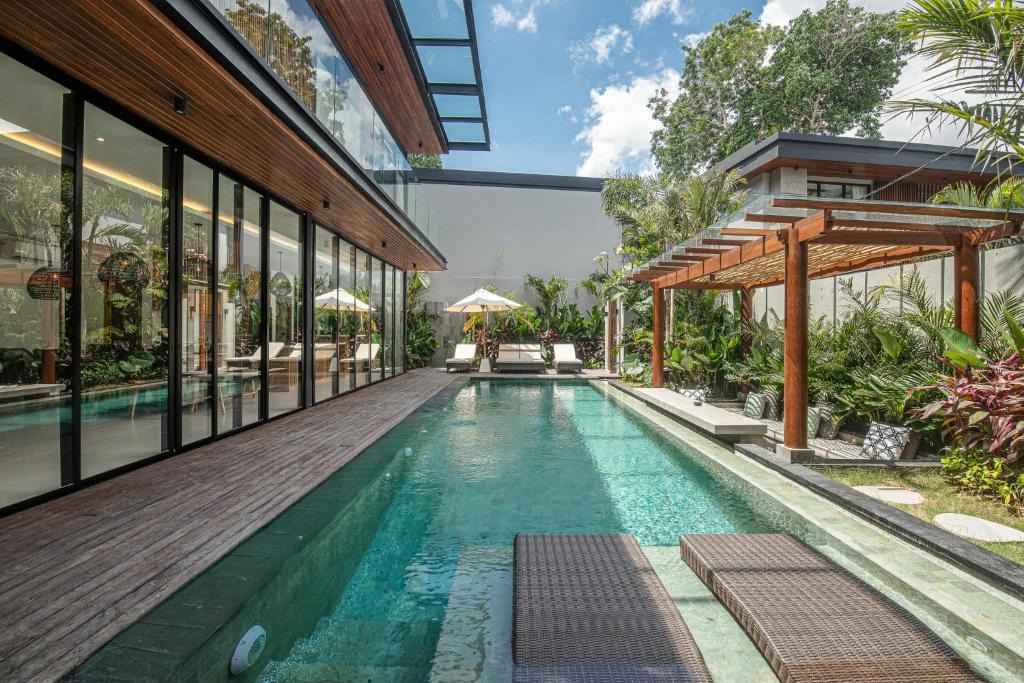 Batubelig Villa | Spacious 12BR Retreat 400m from Café Del Mar
