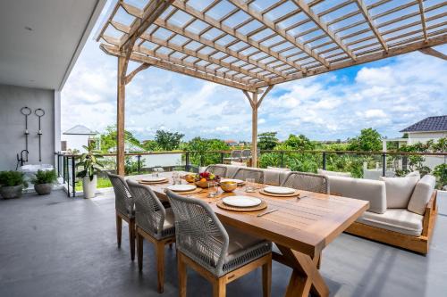 Padonan Villa | Villa Ozkar - Elegant 3-Bedroom Villa with Pool & Sunset Terrace