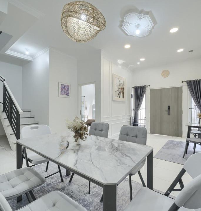 Yogyakarta Villa | Villa Sore Teduh Luxury 3BR Near Ambarukmo Plaza and Coffee Shops