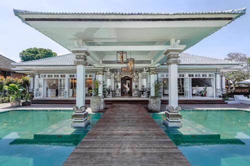 Lodtunduh Villa | Villa Symphony White by BaliSuperHost