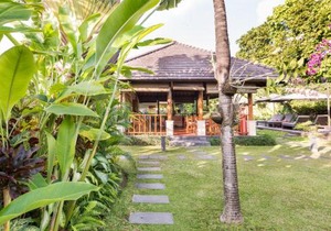 Spacious 4BR Private Estate w-Big Garden and Pool Central Seminyak