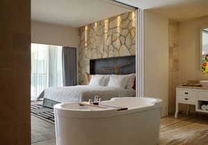 Spacious Modern Suite with Free Minibar Items (T Sand Suite27)