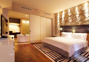 Spacious Modern Suite with Free Minibar Items (T Sand Suite27)