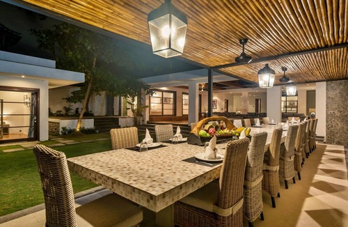 Dyanapura Villa | 11-bedroom private estate, ideal for large groups, families, retreats and celebrations. The estate accomodates up to 30 guests. Includes daily breakfast, a private chef, airport transfers, complimentary massages, dedicated driver and housekeeping.