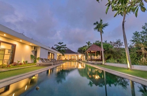 Dyanapura Villa | 11-bedroom private estate, ideal for large groups, families, retreats and celebrations. The estate accomodates up to 30 guests. Includes daily breakfast, a private chef, airport transfers, complimentary massages, dedicated driver and housekeeping.