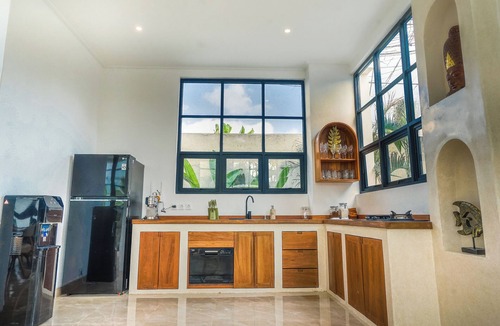Berawa Villa | 3BR Private Pool Villa in Berawa Walk to Beach, Cafes & Finns
