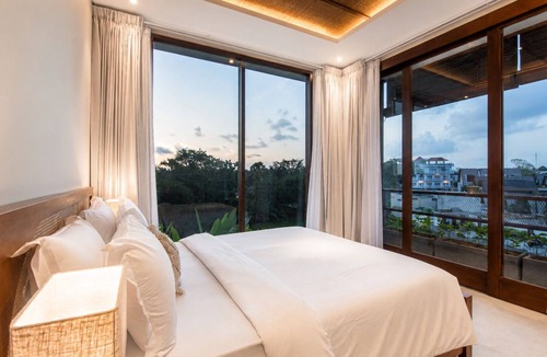Batu Bolong Villa | 5BR Canggu Retreat Steps to Beach, Ricefield view